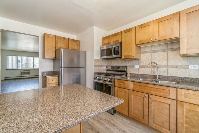 404 Inland Drive 2B, Wheeling, IL 60090