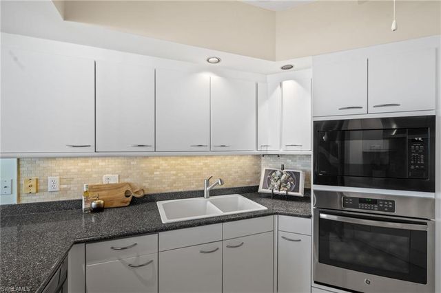 8111 Bay Colony DR # 503, Naples, FL 34108