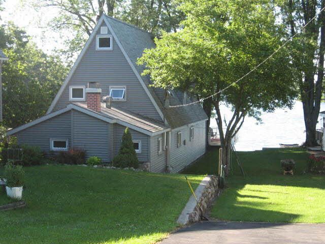 1210 N Eagle Lake Drive, Kalamazoo, MI 49009