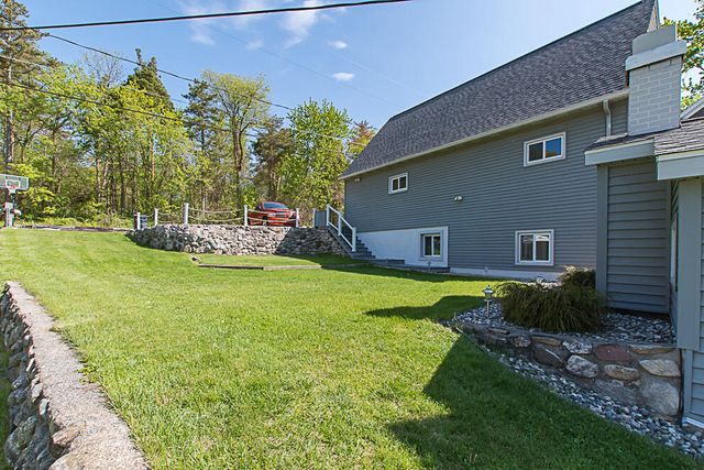 1210 N Eagle Lake Drive, Kalamazoo, MI 49009