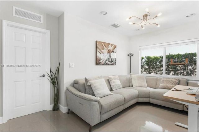 284 NE 116th St, Miami, FL 33161