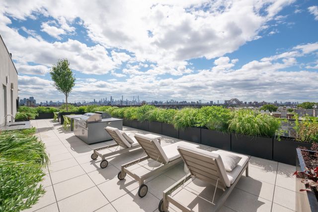 2121 31st St Apt 3H, New York City, NY 11105