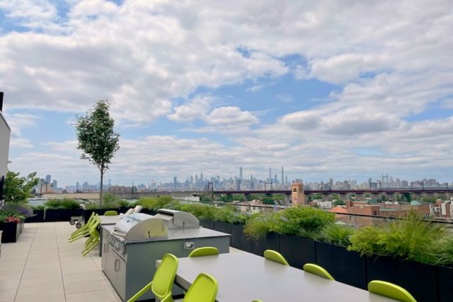 2121 31st St Apt 3H, New York City, NY 11105