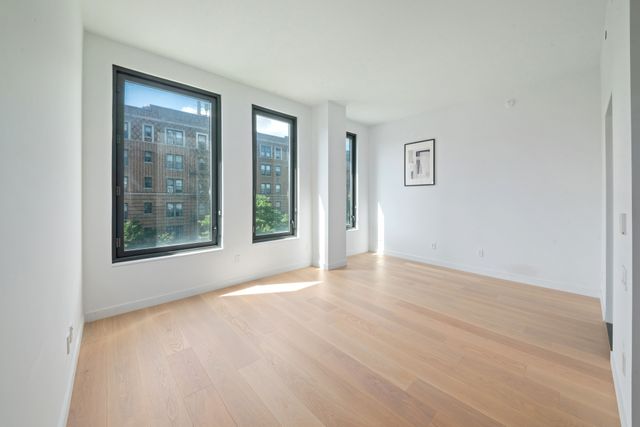 2121 31st St Apt 3H, New York City, NY 11105