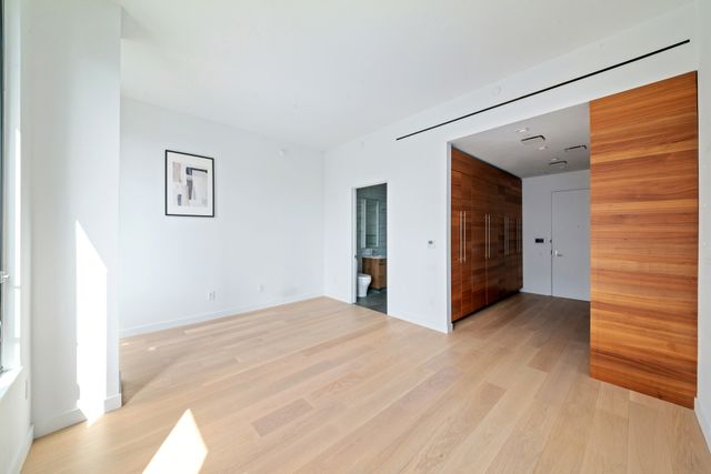 2121 31st St Apt 3H, New York City, NY 11105