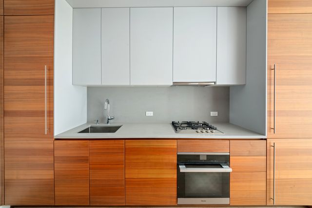2121 31st St Apt 3H, New York City, NY 11105
