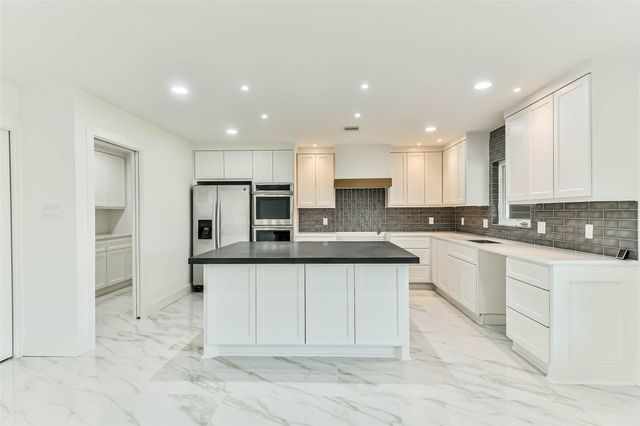 28 Back Bay Circle, Galveston, TX 77551