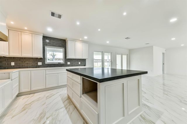 28 Back Bay Circle, Galveston, TX 77551