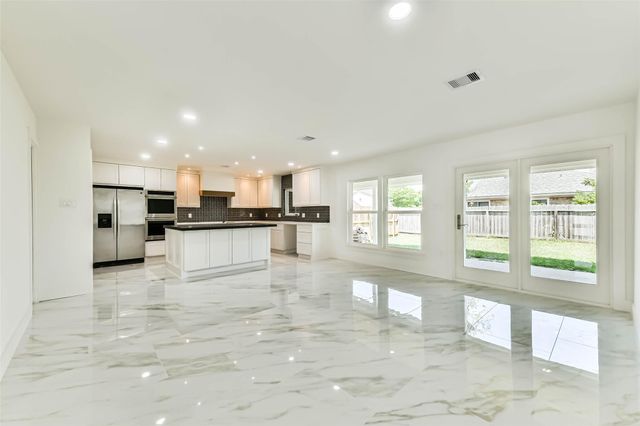 28 Back Bay Circle, Galveston, TX 77551