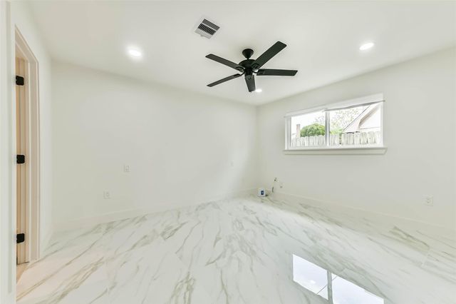28 Back Bay Circle, Galveston, TX 77551