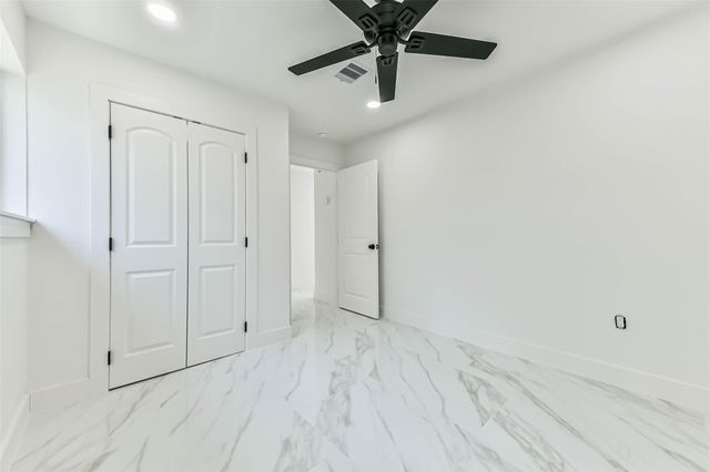 28 Back Bay Circle, Galveston, TX 77551