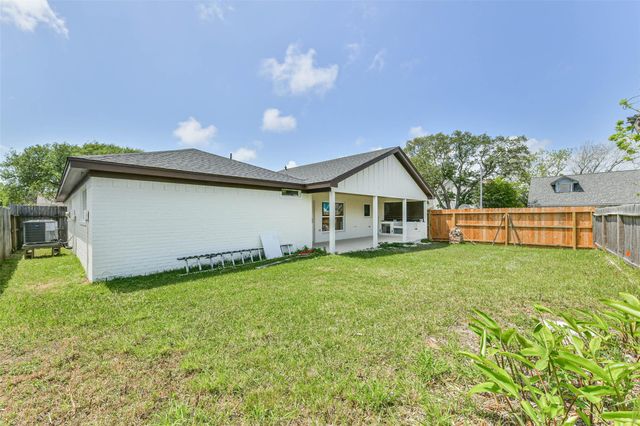 28 Back Bay Circle, Galveston, TX 77551