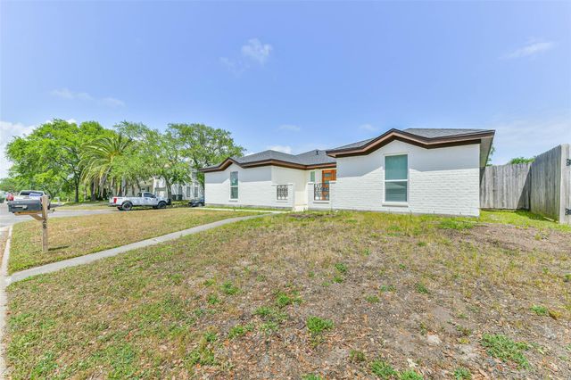 28 Back Bay Circle, Galveston, TX 77551