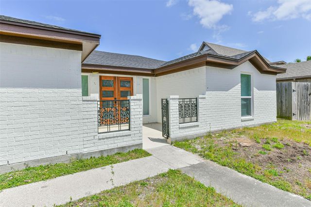 28 Back Bay Circle, Galveston, TX 77551