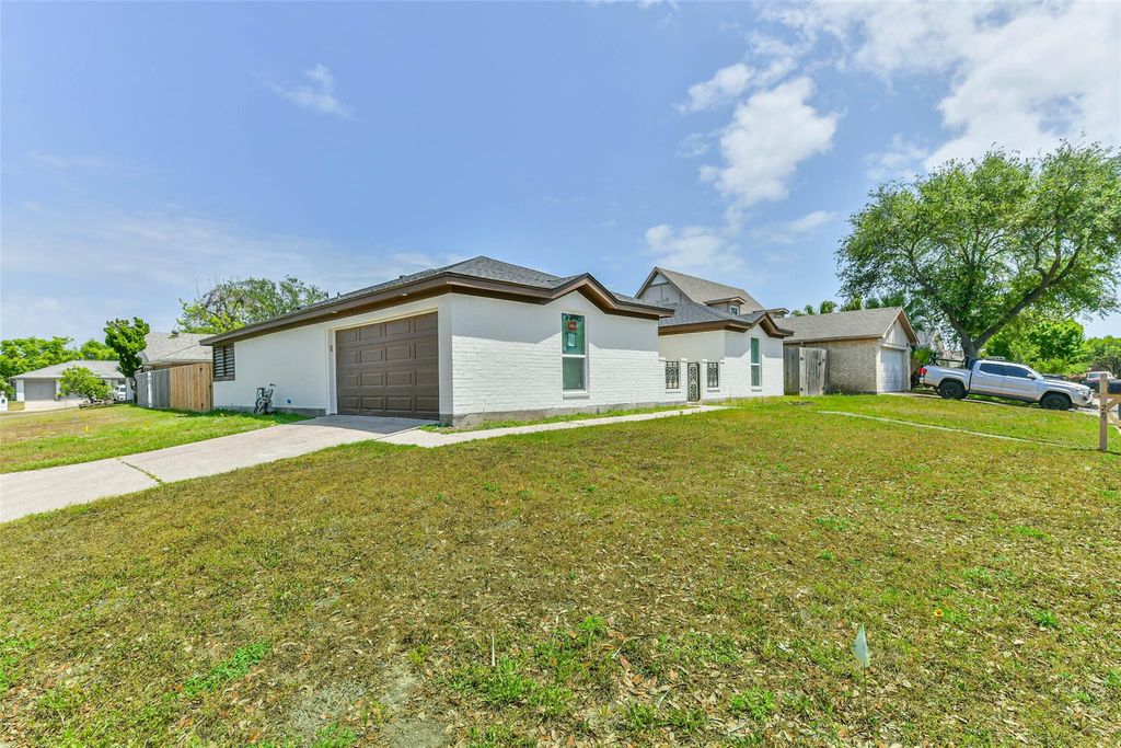 28 Back Bay Circle, Galveston, TX 77551