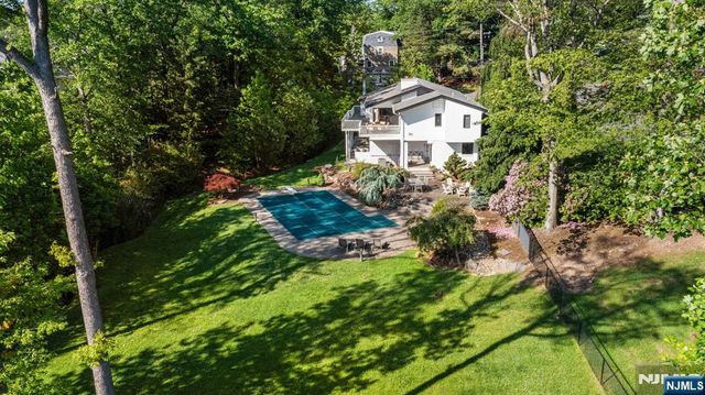 165 Hoover Drive, Cresskill, NJ 07626