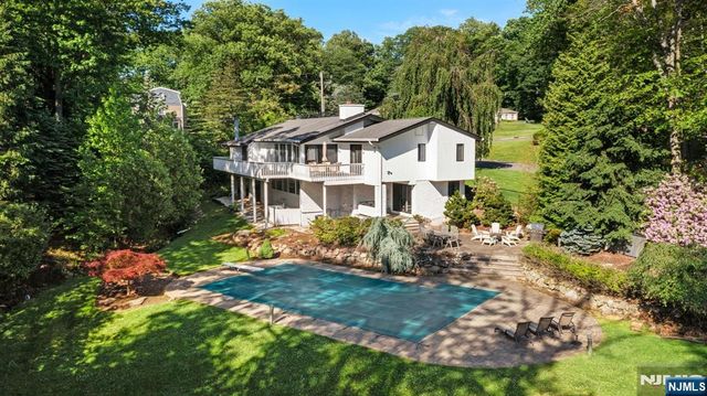 165 Hoover Drive, Cresskill, NJ 07626