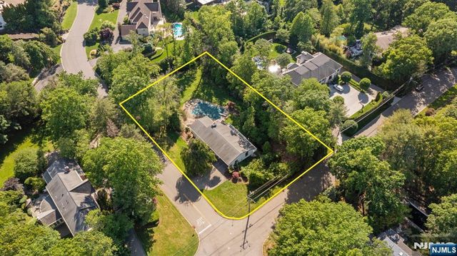 165 Hoover Drive, Cresskill, NJ 07626
