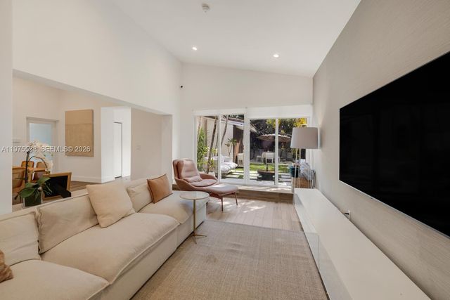 7630 NE 8th Ave, Miami, FL 33138