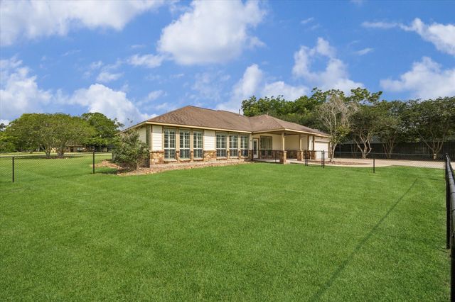 1091 Caney Trail Drive, Wharton, TX 77488