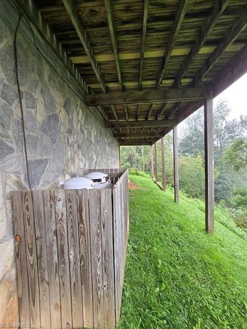 979 Wagon Road, Warrensville, NC 28693