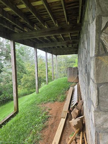 979 Wagon Road, Warrensville, NC 28693