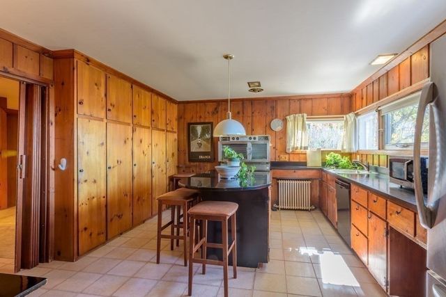 41 Arnold Rd, Pelham, MA 01002