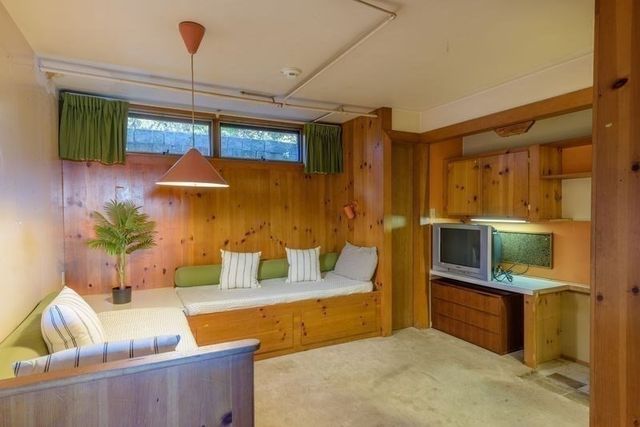 41 Arnold Rd, Pelham, MA 01002