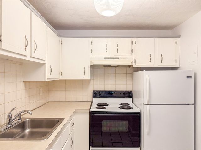 599 Old West Central St D11, Franklin, MA 02038
