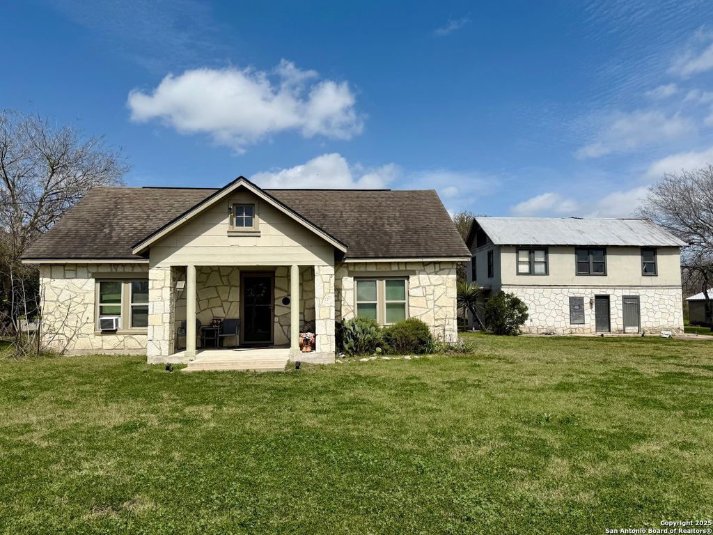 705 Weir, Karnes City, TX 78118