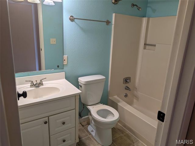 1380 Heritage Landing 7, St Charles, MO 63303