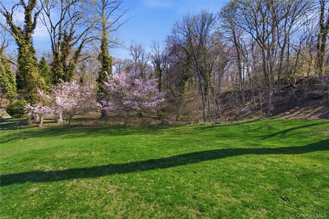 80 Shore Road, Cold Spring Harbor, NY 11724