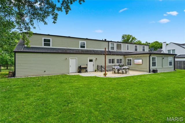 10 Hanley Downs, St Louis, MO 63117
