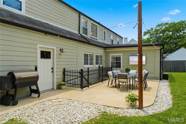 10 Hanley Downs, St Louis, MO 63117