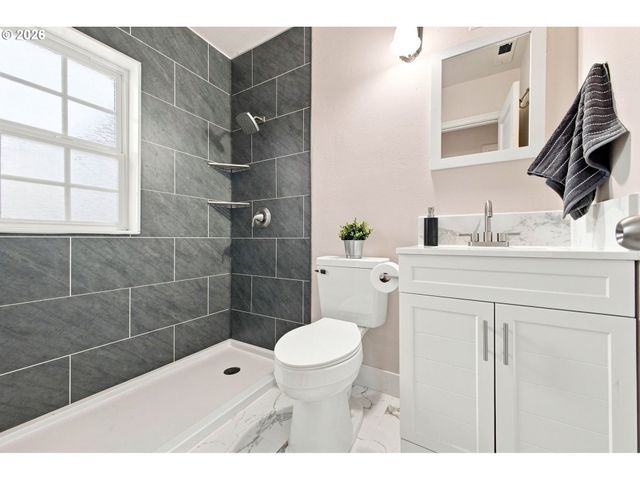 304 E 12TH St D, Vancouver, WA 98660