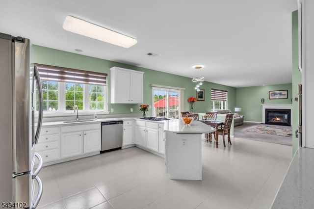 27 Music Mountain Blvd, West Amwell Twp., NJ 08530