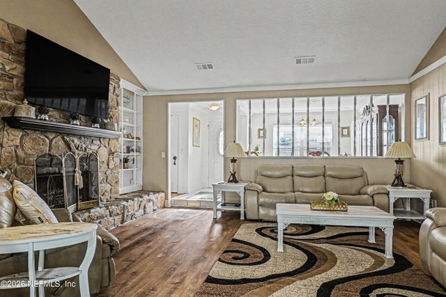 1502 POINTER Drive W, Jacksonville, FL 32221