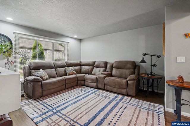 6483 Doral Dr SE, Salem, OR 97306