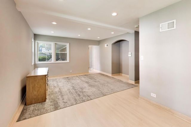 221 S Elmhurst Avenue, Mount Prospect, IL 60056