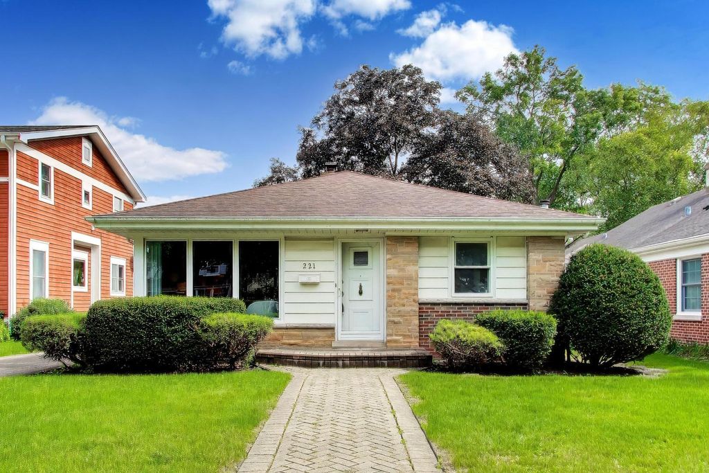 221 S Elmhurst Avenue, Mount Prospect, IL 60056