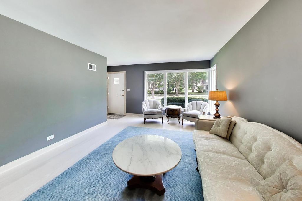 221 S Elmhurst Avenue, Mount Prospect, IL 60056 — photo 2