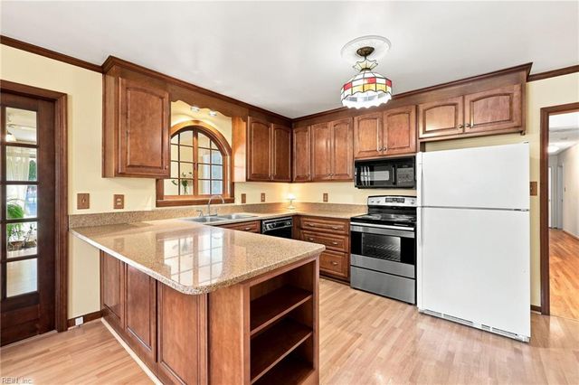 3 Wendell CIR, Poquoson, VA 23662
