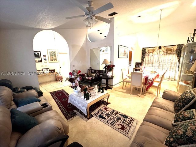 110 Hemingway Ct, Royal Palm Beach, FL 33411