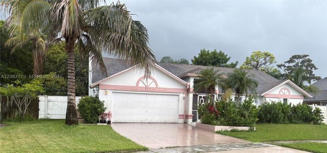 110 Hemingway Ct, Royal Palm Beach, FL 33411
