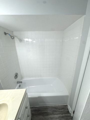 1030 W 18th Street GN, Broadview, IL 60155