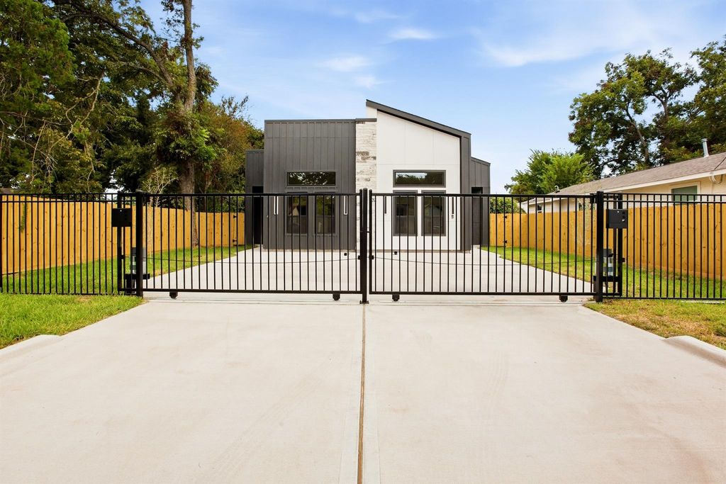 944 Lucky Street, Houston, TX 77088