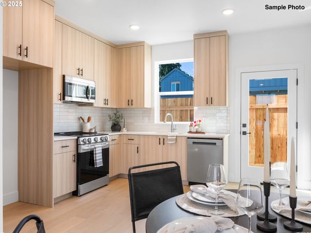 4362 Ne Going St, Portland, OR 97218