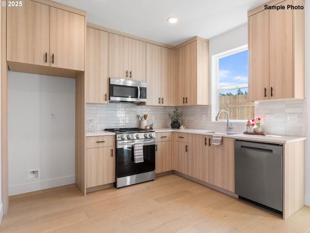 4362 Ne Going St, Portland, OR 97218