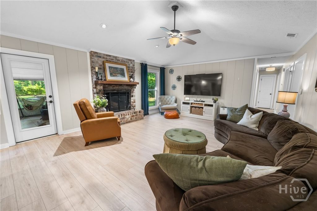 Image 10 of property listing at 100 Strathy Hall Drive, Richmond Hill, GA 31324