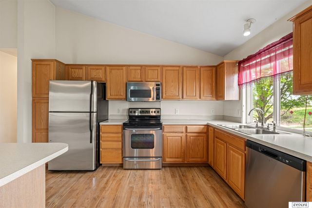 7614 Howell Street, Omaha, NE 68122